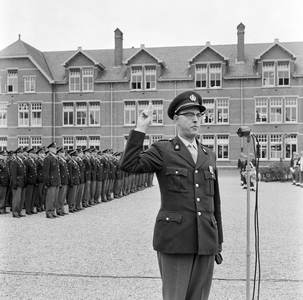 128451 Afbeelding van de beëdiging van eerste luitenant J. Kamberg op het paradeveld van de Kromhoutkazerne (Prins ...